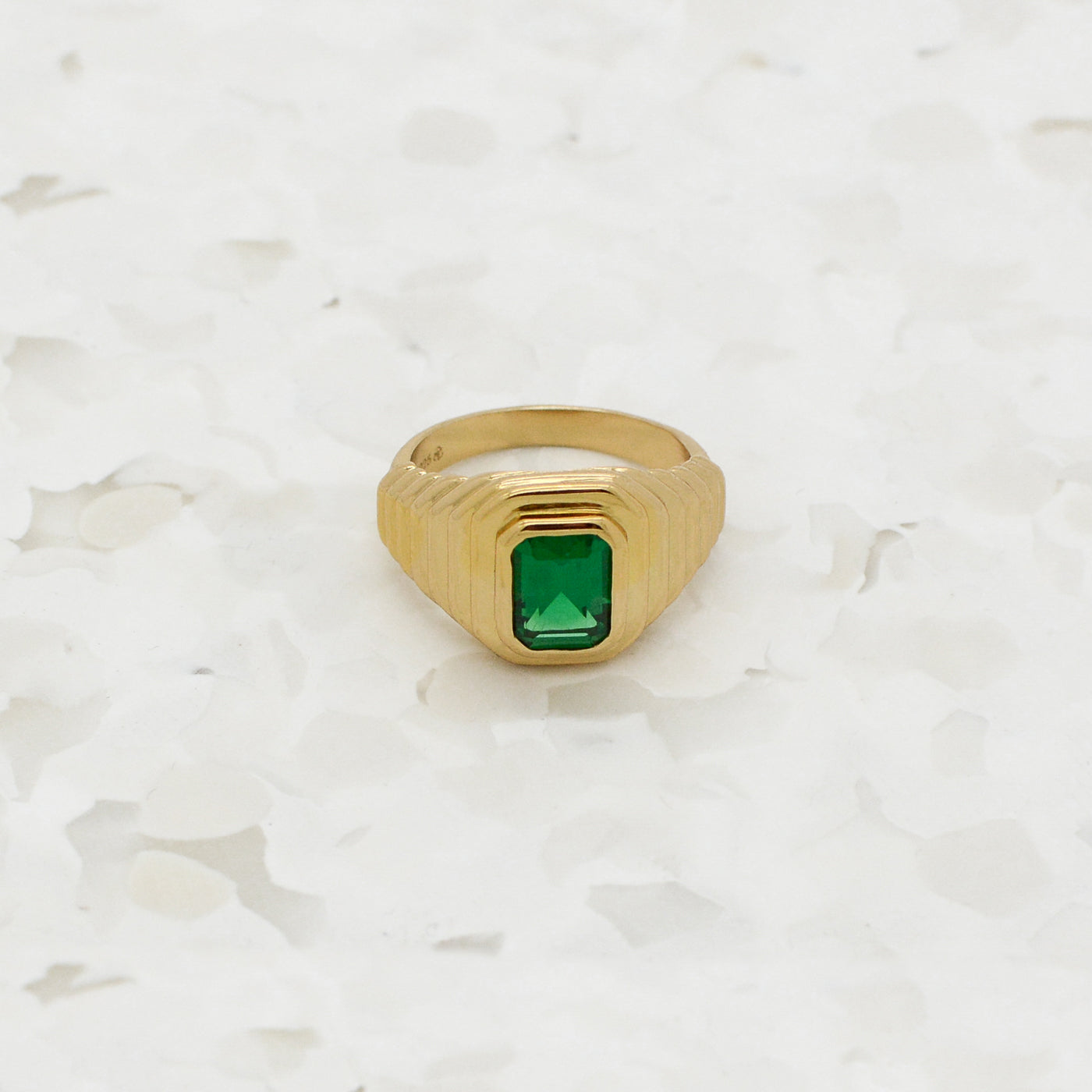 Manhattan Ring w Emerald CZ