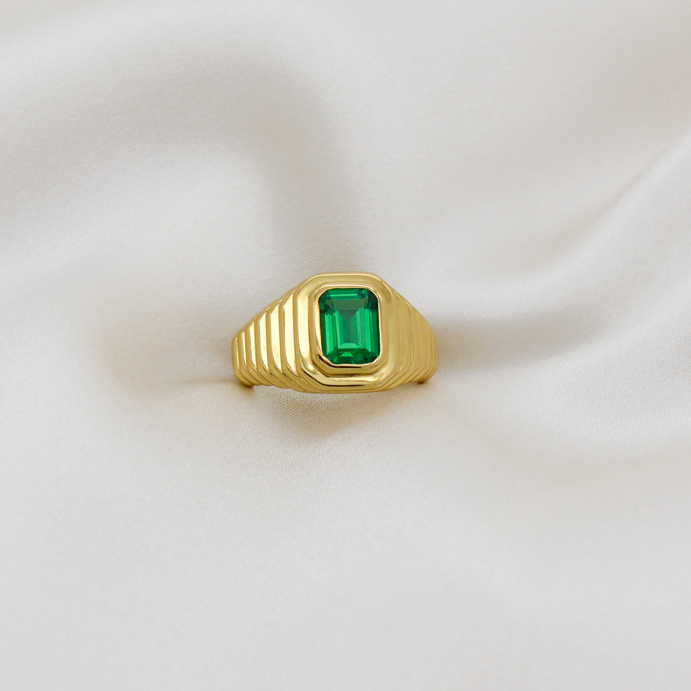 Manhattan Ring w Emerald CZ